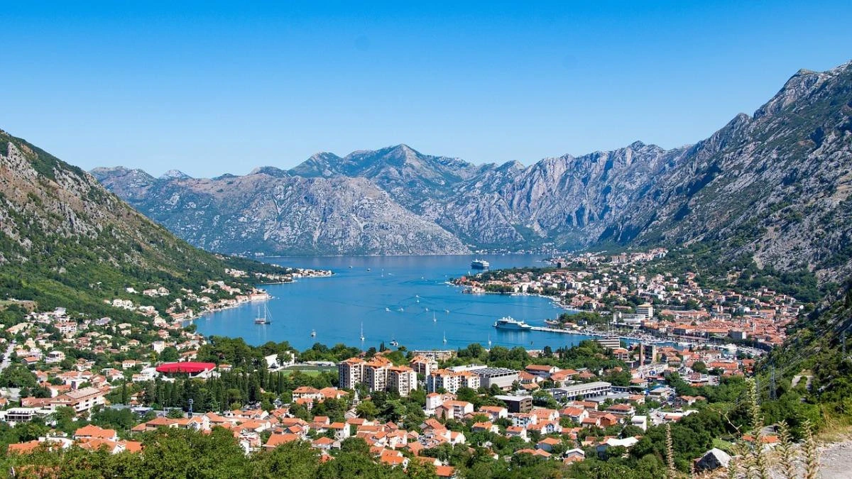 Karadağ’da dağlarla çevrili kıyı yerleşimi