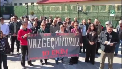 Kars’taki anmada 10 Ekim Ankara Gar Katliamı’nı anan katılımcılar, “Vazgeçmiyoruz” yazılı pankart taşıyor