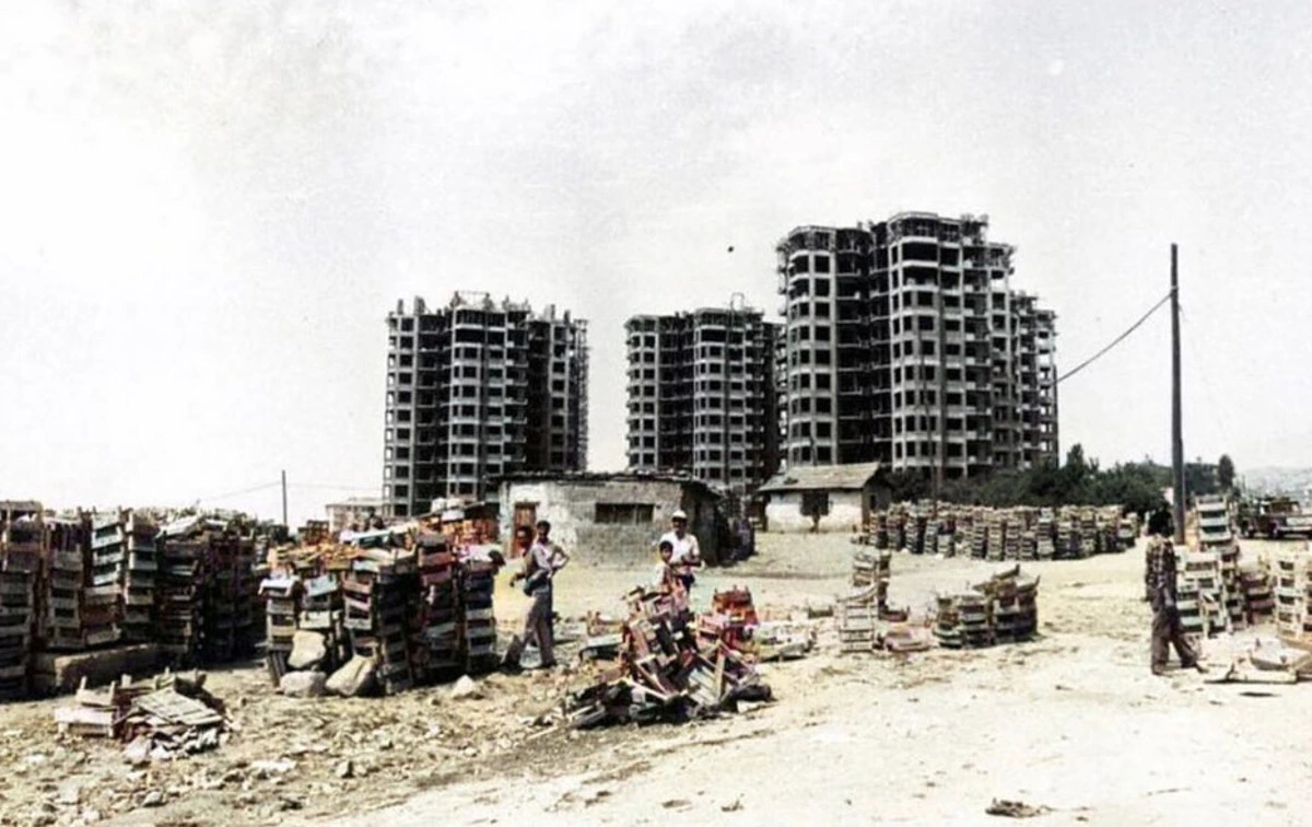 Geçmişte kasa yığınlarının ve yeni yapıların bulunduğu açık alan