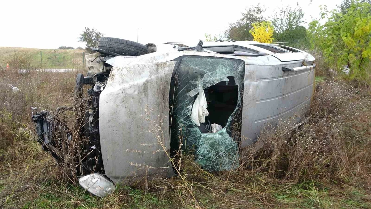 Kastamonu'da takla atan hafif ticari araç yol kenarındaki otluk alanda devrilmiş durumda