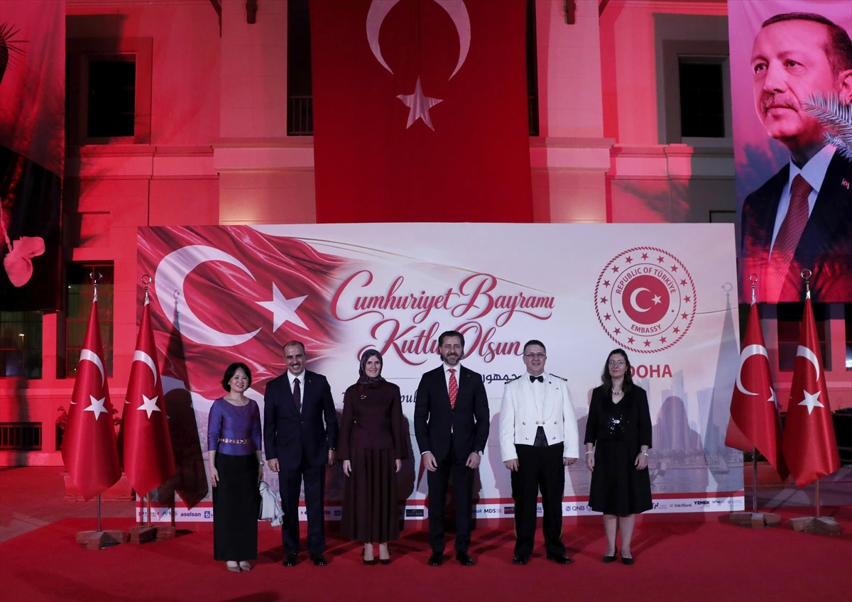 Doha’daki Cumhuriyet Bayramı kutlamasında sahnede poz veren katılımcılar