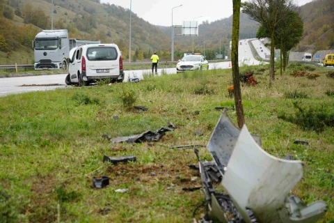 Kavak’ta yağış nedeniyle kontrolden çıkan araç refüje çıktı: 3 yaralı