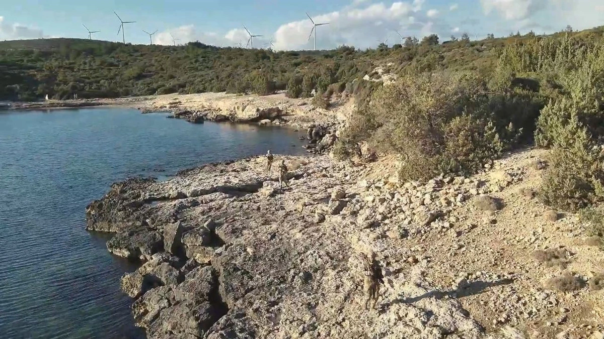 Deniz kıyısındaki kayalık arazide bir kişi