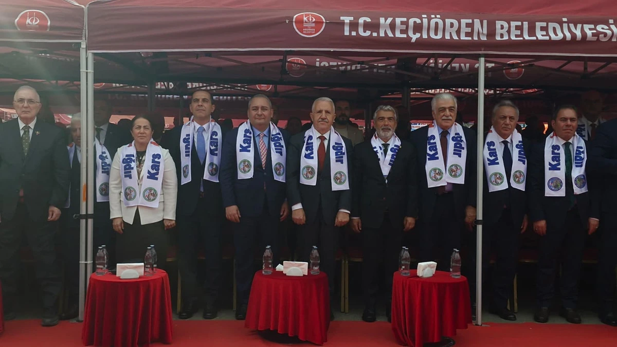 Keçiören Belediyesi çadırı önünde Kars atkıları takan protokol üyeleri