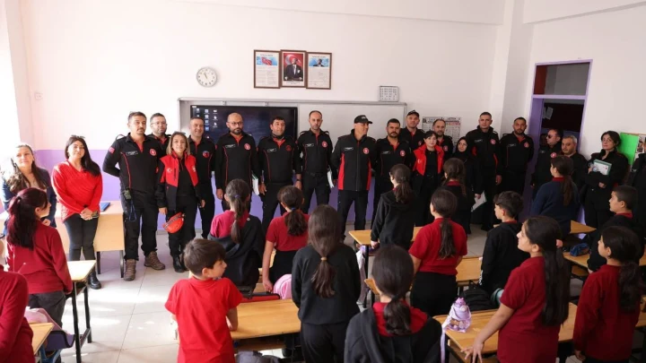KEÇTİM arama kurtarma ekibi, sınıfta öğrenci ve öğretmenlere afet eğitimi veriyor