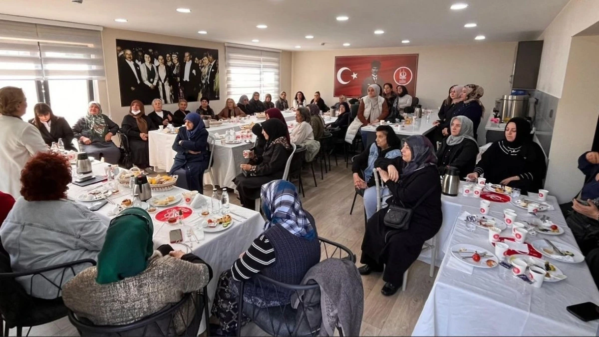 Keçiören’deki programda kadın katılımcılar toplantı salonunda