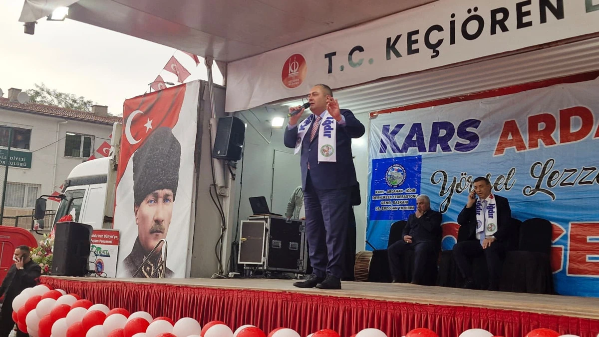 Keçiören’deki etkinlik sahnesinde konuşma yapan bir yetkili