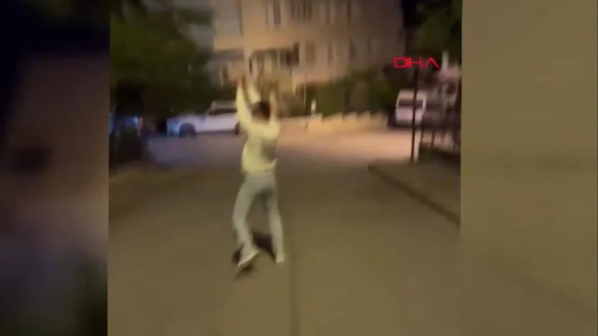 Keçiören’de gece sokakta havaya ateş açma anına ait görüntü