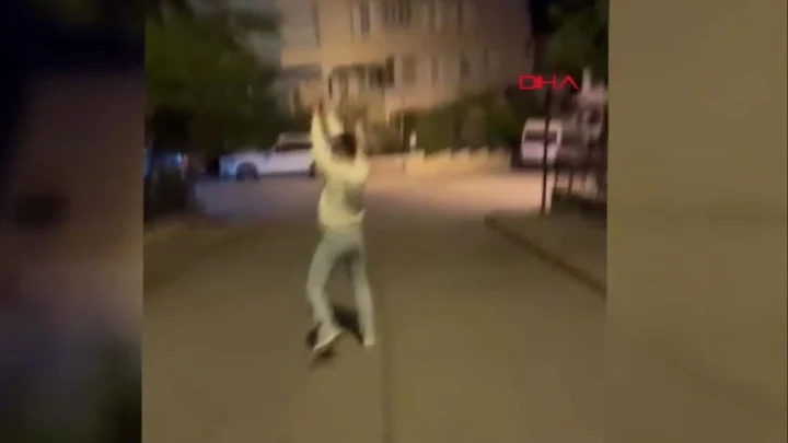 Keçiören’de gece sokakta havaya ateş açma anına ait görüntü