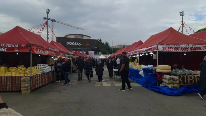 Keçiören’deki tanıtım günlerinde yöresel ürünlerin sergilendiği stantlar ve ziyaretçiler