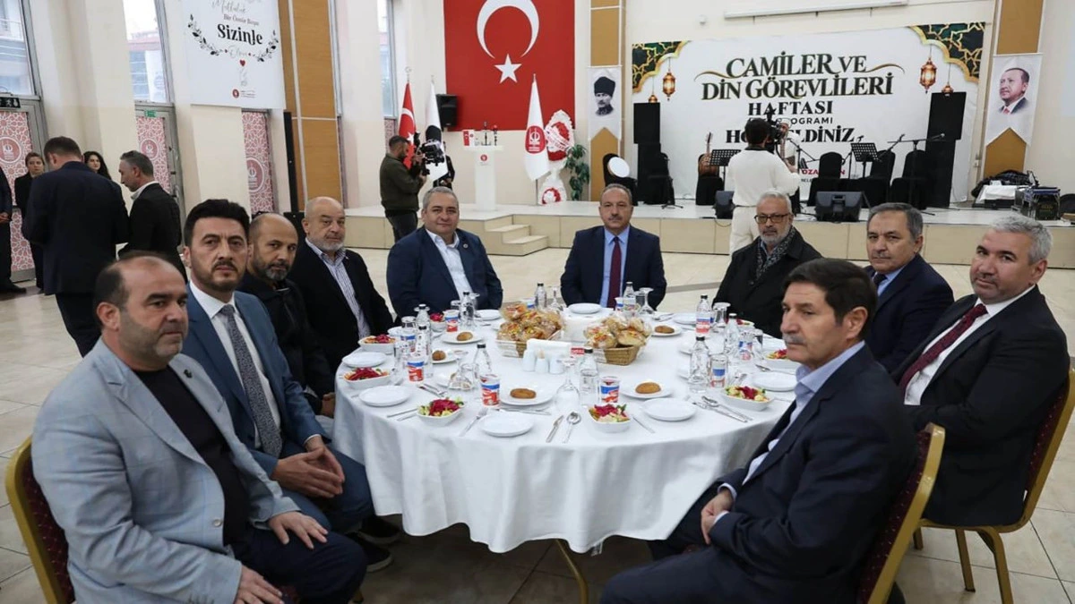 Camiler ve Din Görevlileri Haftası programında davetliler masada oturuyor