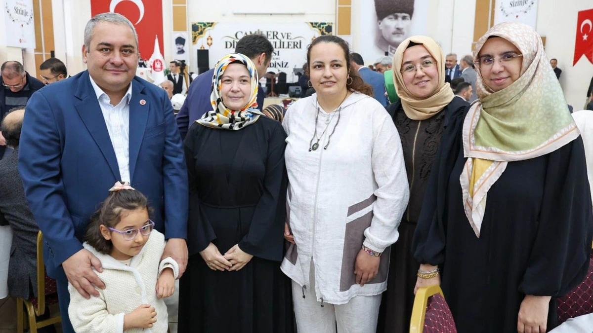 Mesut Özarslan ve katılımcılar program alanında fotoğraf çektirdi