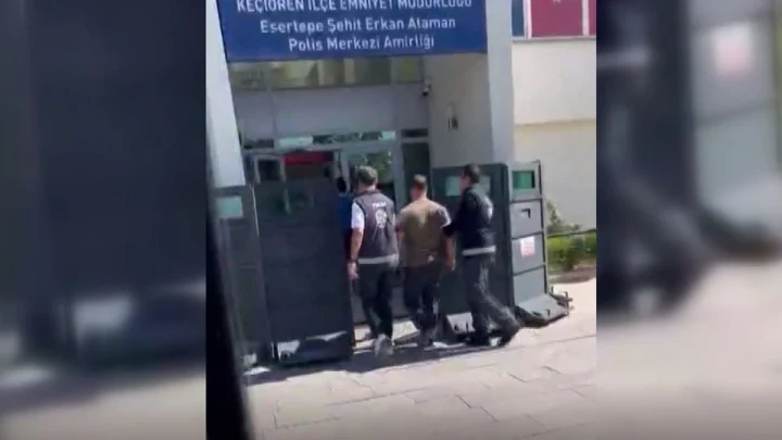Polis ekipleri gözaltına alınan şüphelileri Keçiören İlçe Emniyet Müdürlüğü binasına götürüyor
