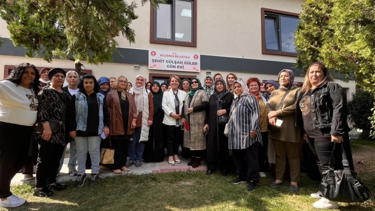 Kadınlar, Keçiören Şehit Gülşah Güler Günevi binasının önünde bir arada