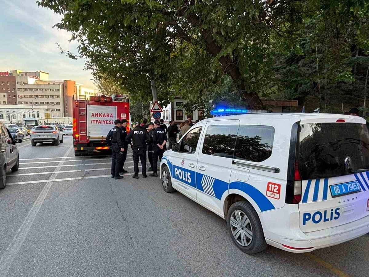 Keçiören’de trafo olayı sonrası olay yerinde bulunan polis aracı ve itfaiye ekibi