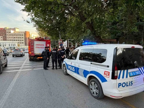 Keçiören’de trafo olayı sonrası olay yerinde bulunan polis aracı ve itfaiye ekibi