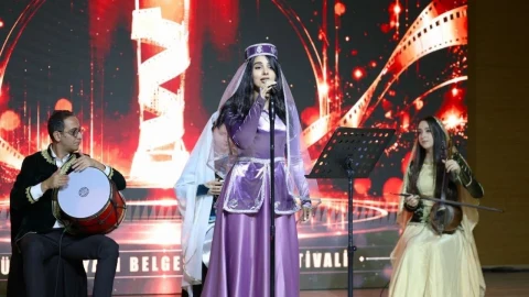 Türk Dünyası Belgesel Film Festivali’nde sahnede müzik dinletisi sunan sanatçılar