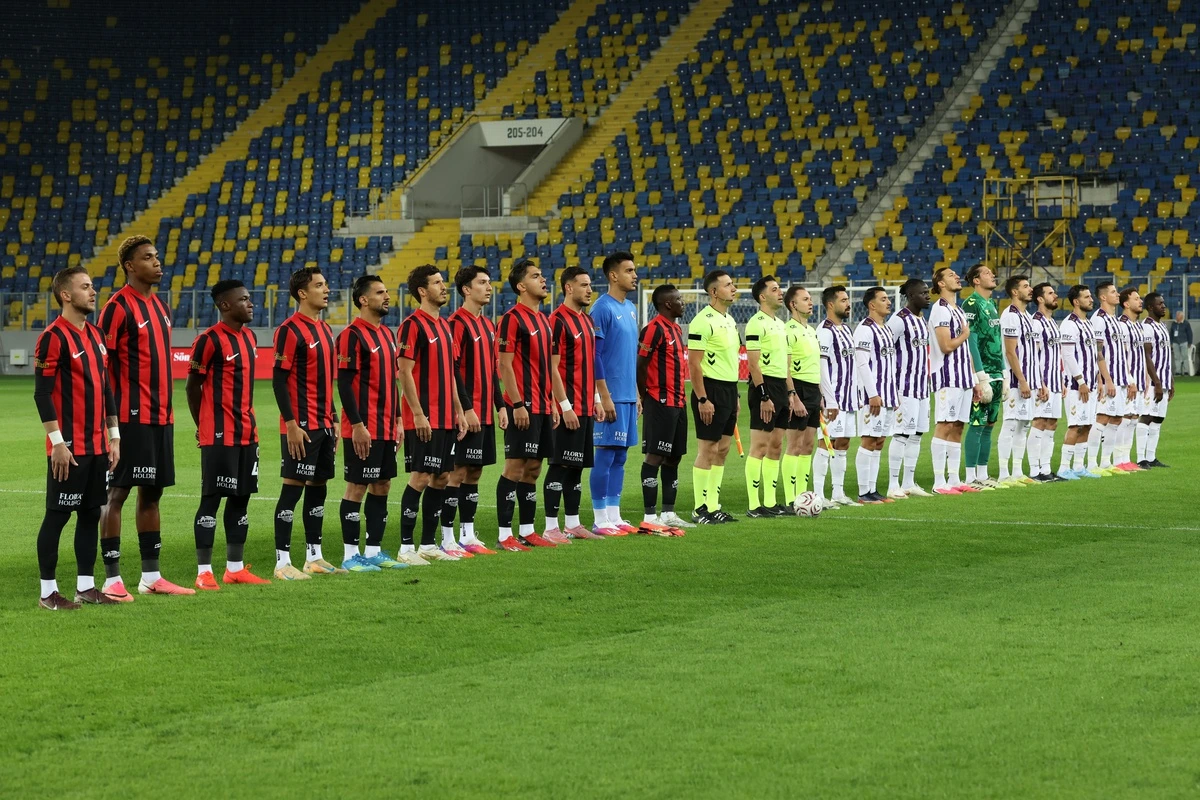 Keçiörengücü ve Gençlerbirliği futbolcuları, TSYD Ankara Kupası maçı öncesinde sahada sıralanıyor.