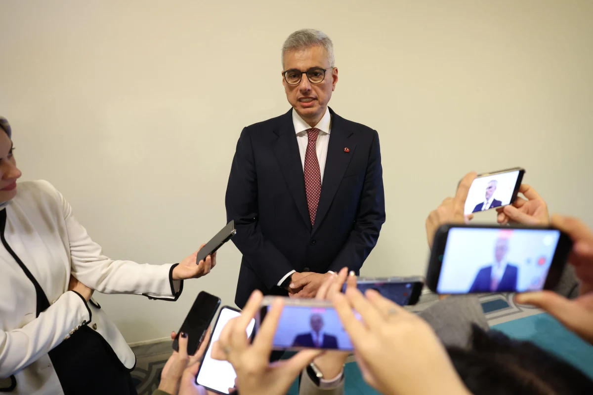 Kemal Memişoğlu gazetecilerin sorularını yanıtlarken