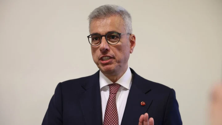 Sağlık Bakanı Kemal Memişoğlu gazetecilerin sorularını yanıtlarken