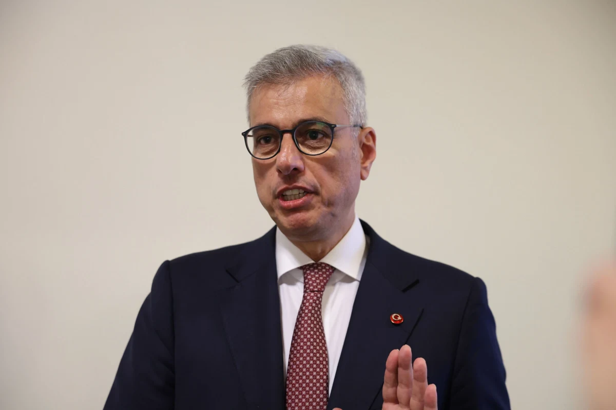 Kemal Memişoğlu sigarayla mücadele hakkında konuşurken
