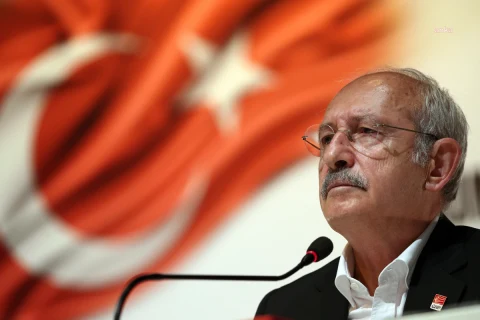 Kemal Kılıçdaroğlu, Türk bayrağı önünde mikrofon başında