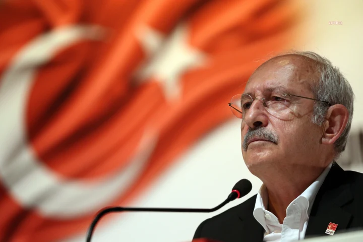 Kemal Kılıçdaroğlu, Türk bayrağı önünde mikrofon başında