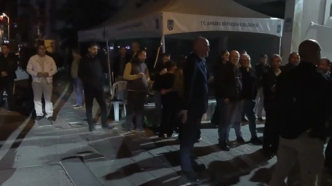 Ankara’da taziye çadırının önünde bir araya gelen kişiler