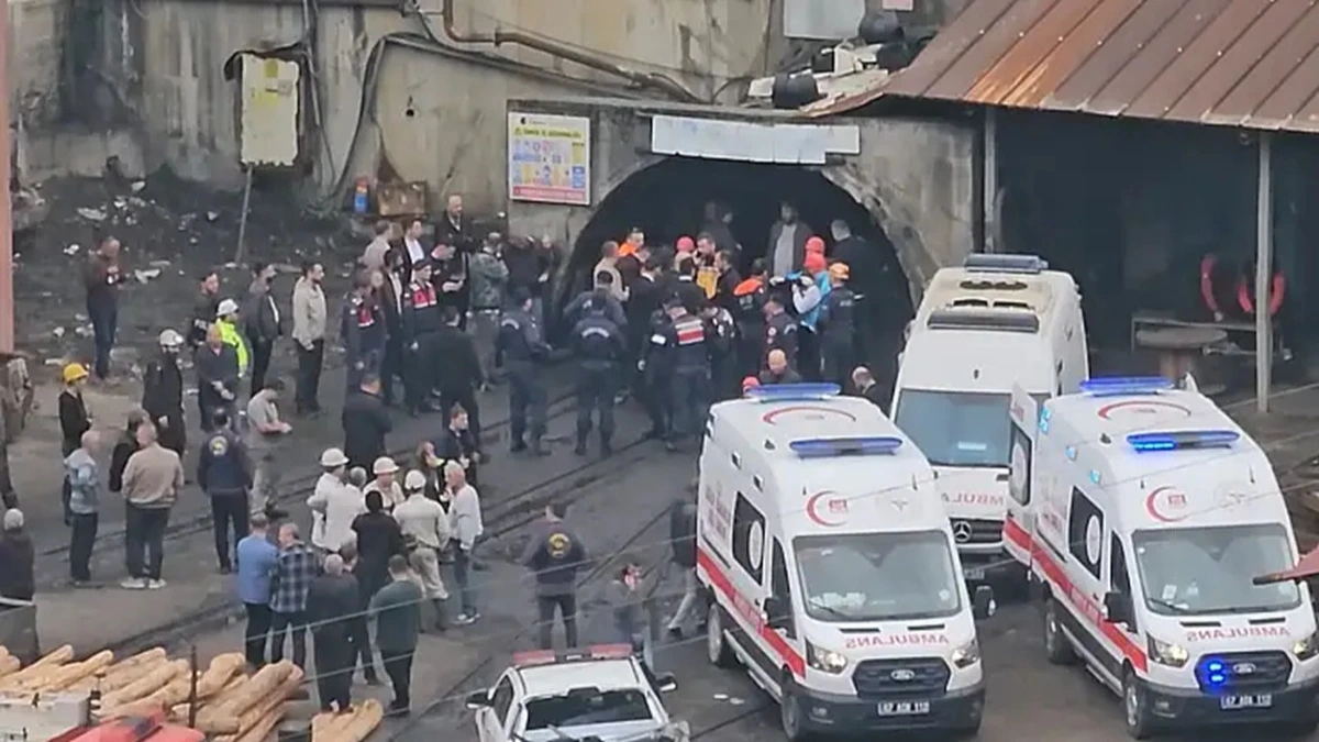 Kilimli’de maden ocağının girişinde toplanan ekipler ve ambulanslar