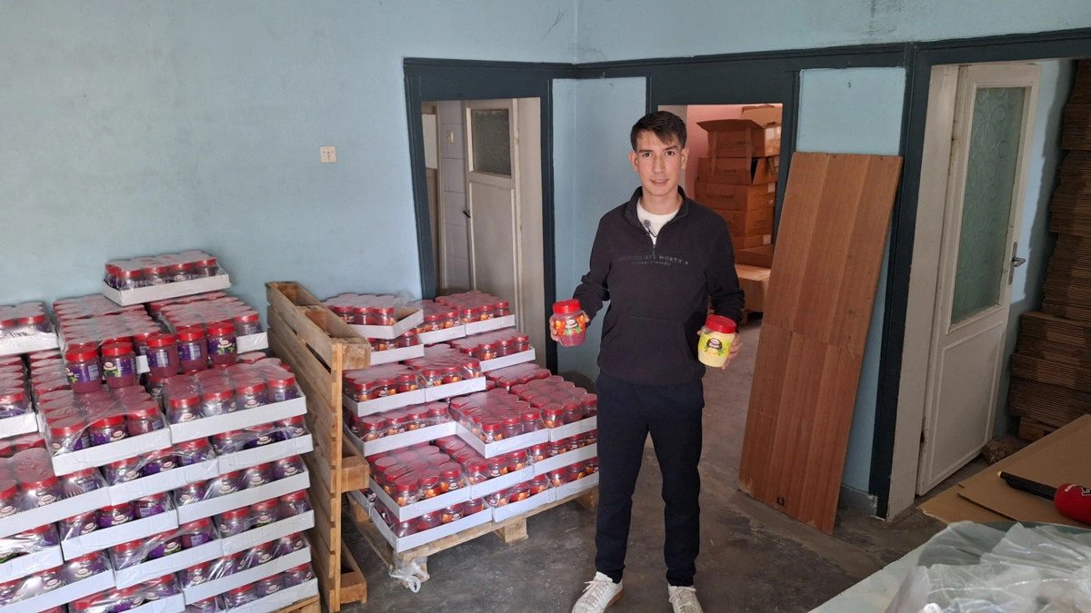 Abdulbaki Olpak, paketlenmiş oralet ürünlerinin yanında