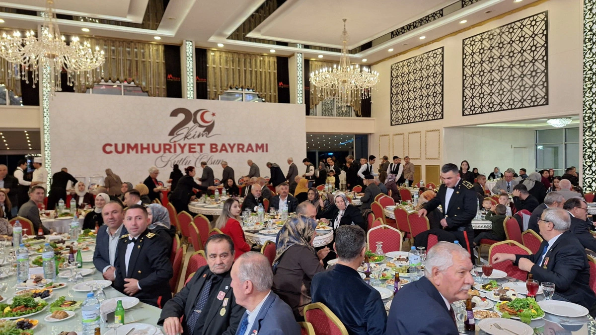 Kırıkkale’deki resepsiyonda davetliler yemek masalarında oturuyor.