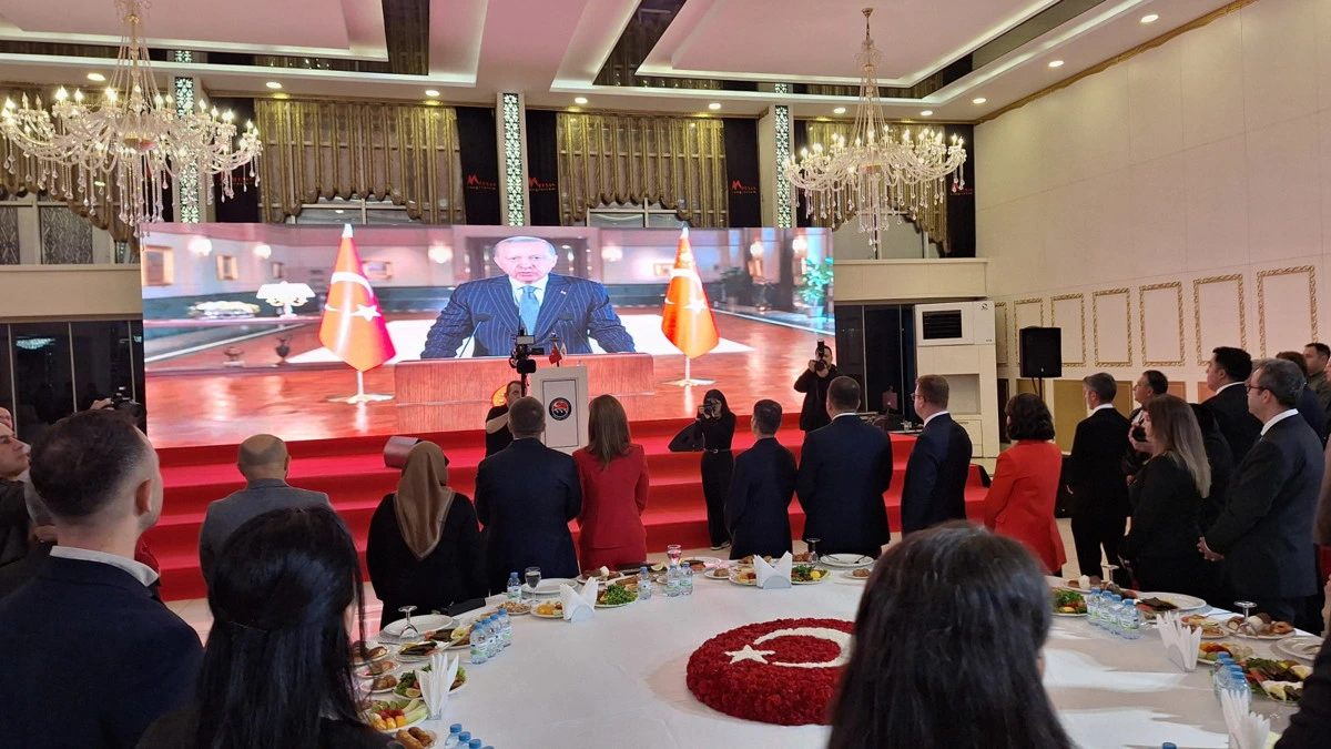 Kırıkkale’de 29 Ekim resepsiyonuna katılan davetliler, Cumhurbaşkanı’nın ekrandaki konuşmasını izliyor.