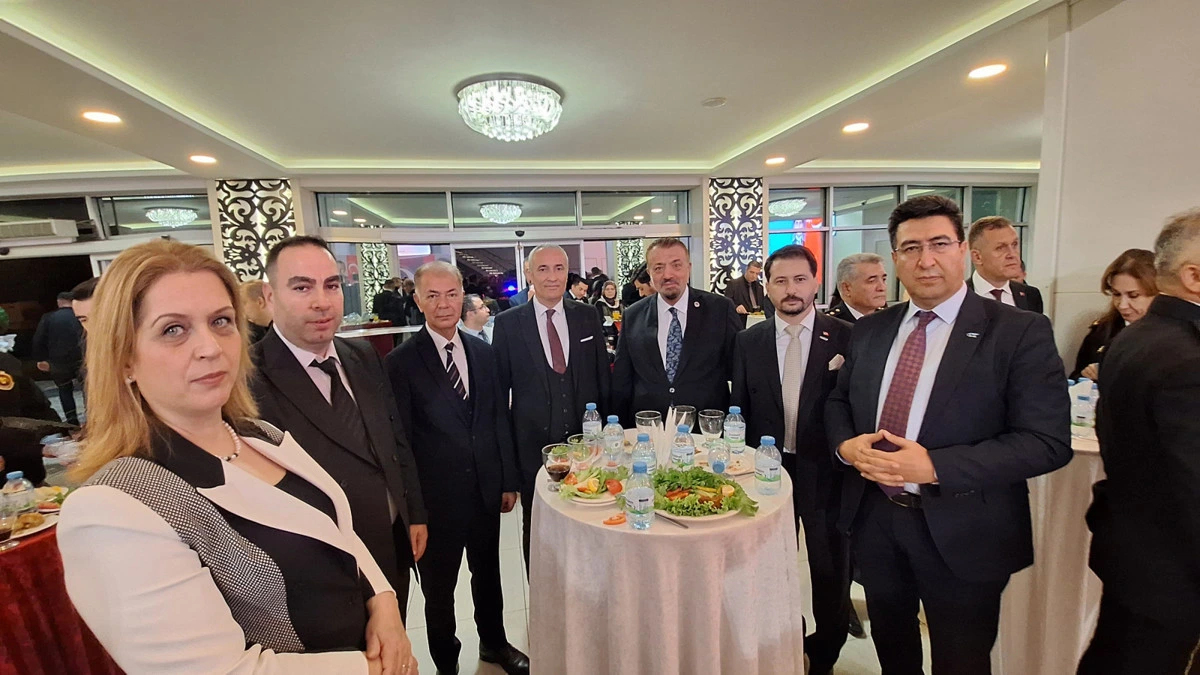 Kırıkkale’deki resepsiyonda davetliler bir masa çevresinde birlikte duruyor.
