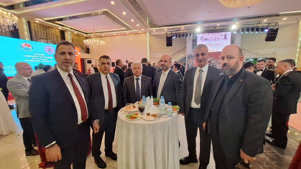 Kırıkkale’deki 29 Ekim resepsiyonunda davetliler bir masa çevresinde poz veriyor.