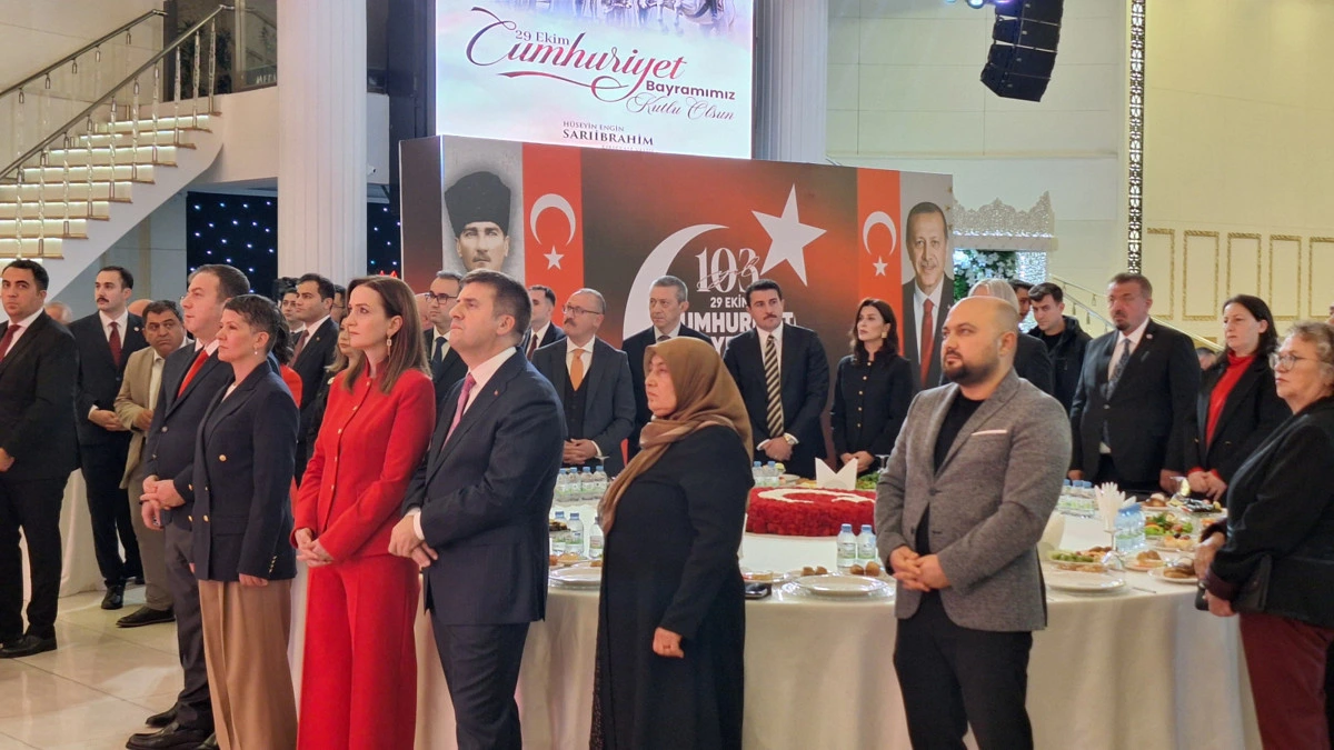 Kırıkkale’deki Cumhuriyet Bayramı resepsiyonunda davetliler ayakta duruyor.