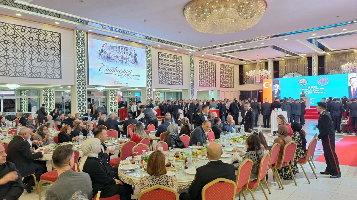 Davetliler, Kırıkkale’deki Cumhuriyet Bayramı resepsiyonunda masalarda bir arada oturuyor.