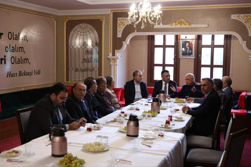 Kırşehirliler Vakfı ziyaretinde heyetin katıldığı masa başı görüşmesi