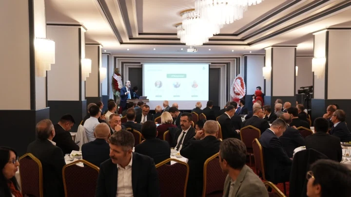 Kızıl-Çam Platformu toplantısında kürsüde sunum yapan konuşmacı