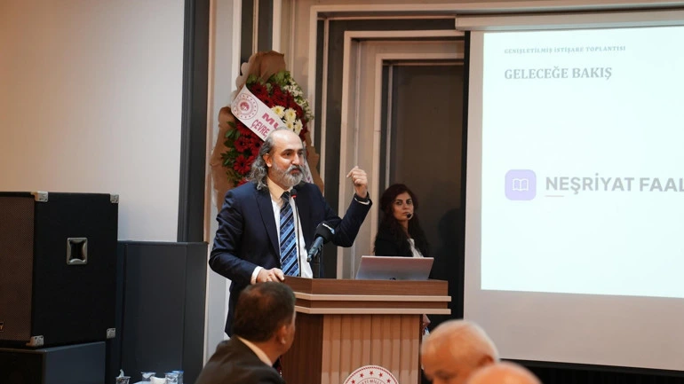 Kızıl-Çam Platformu toplantısında kürsüde sunum yapan konuşmacı
