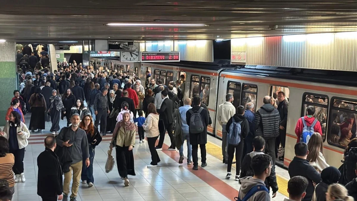 Metro istasyonunda trenin yanında bekleyen yolcular