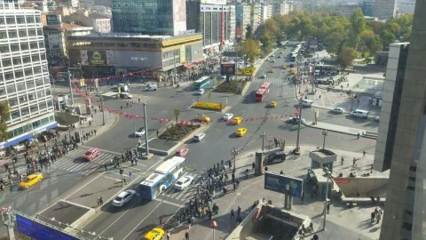 Kızılay’da metro istasyonunun çevresindeki cadde ve kavşakların genel görünümü