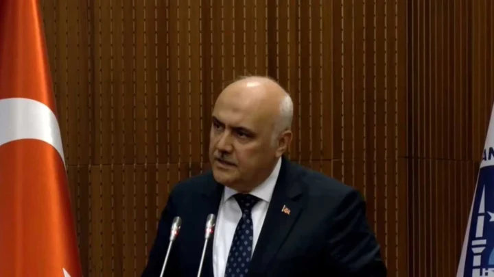 Kızılcahamam Belediye Başkanı Süleyman Acar kürsüde konuşuyor