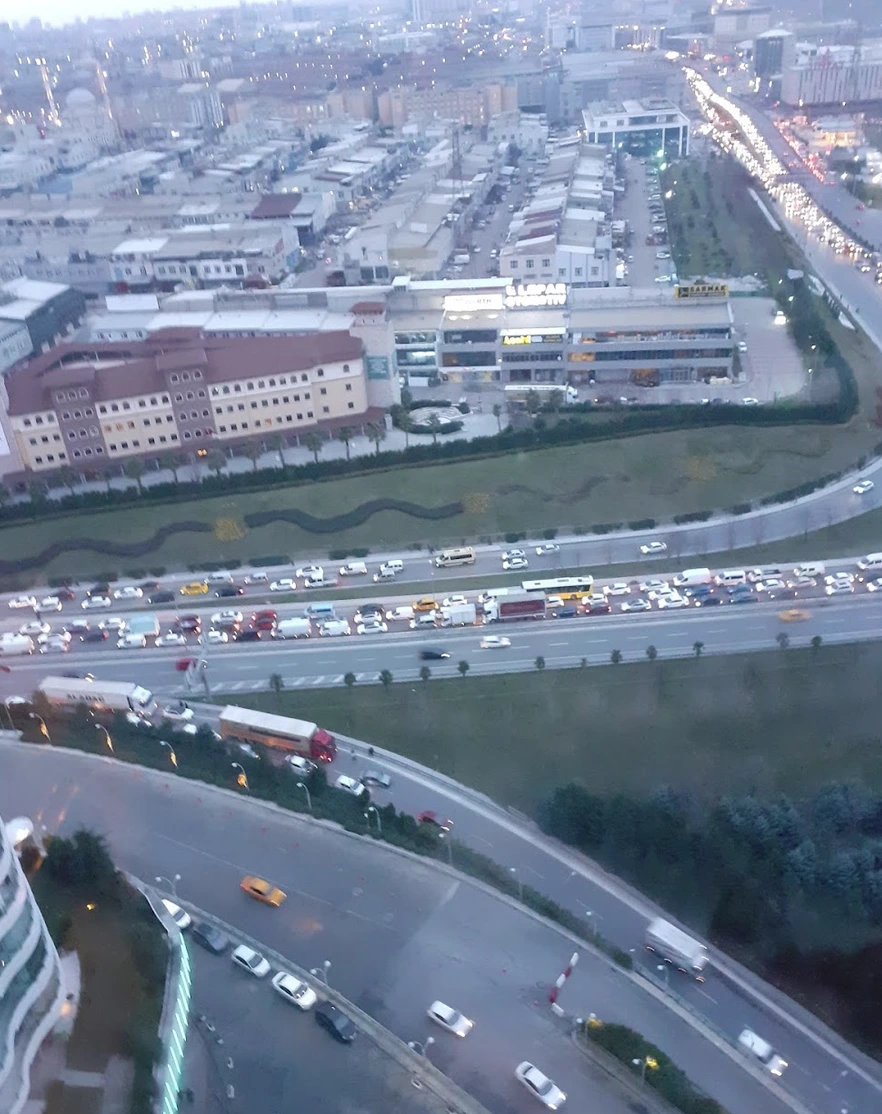 Yüksek açıdan görülen yapılaşma, kavşak ve yoğun araç trafiği