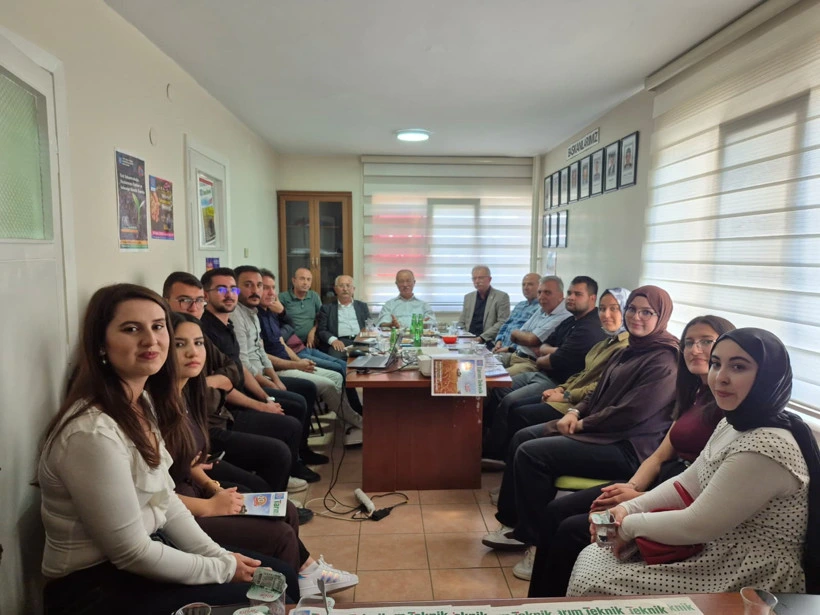 Tohumculuk programının katılımcıları toplu fotoğraf için bir arada