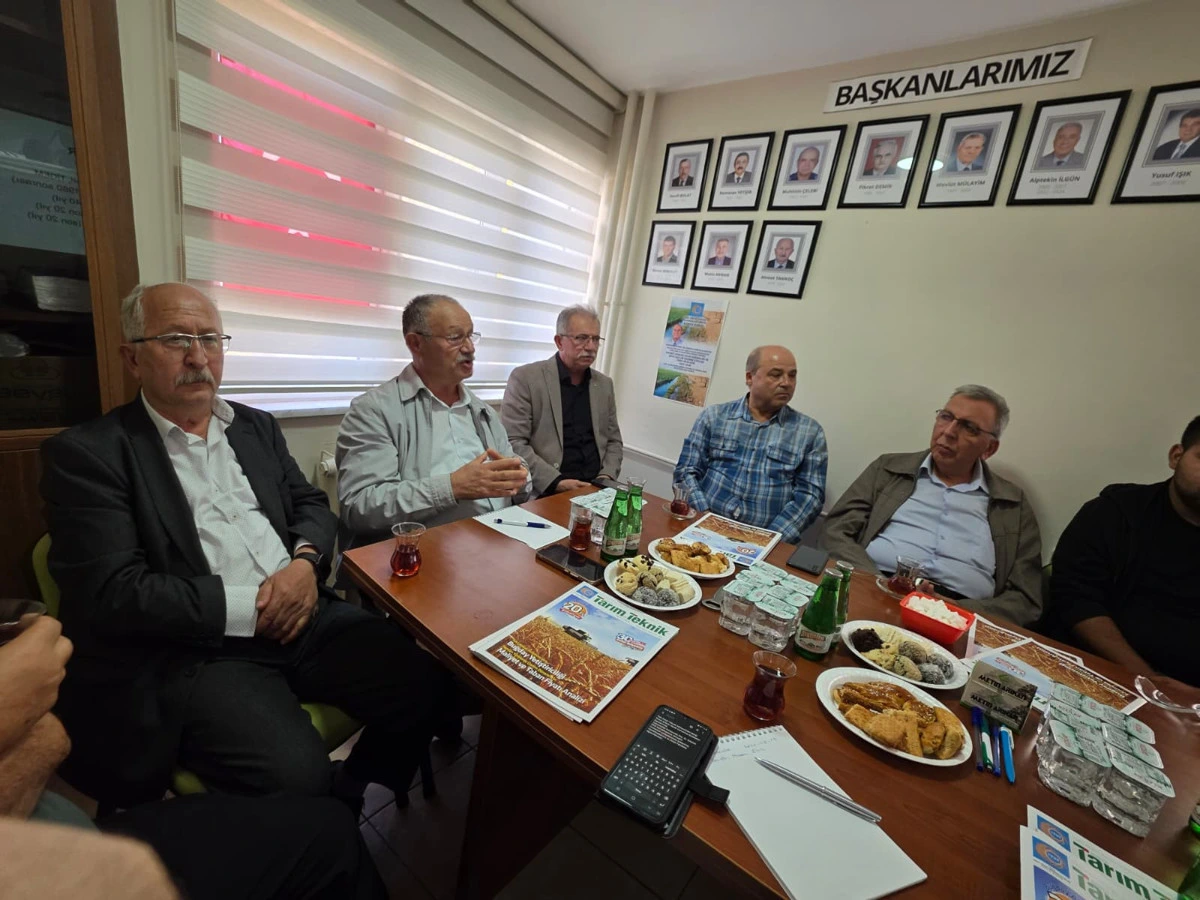 Tohumculuk toplantısında konuşmacı ve katılımcılar masanın çevresinde