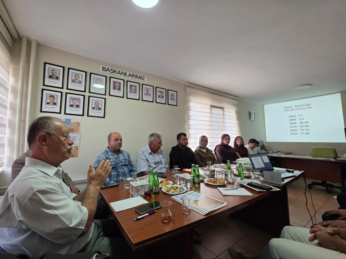 Tohumculuk toplantısında sunum ekranı ve katılımcılar