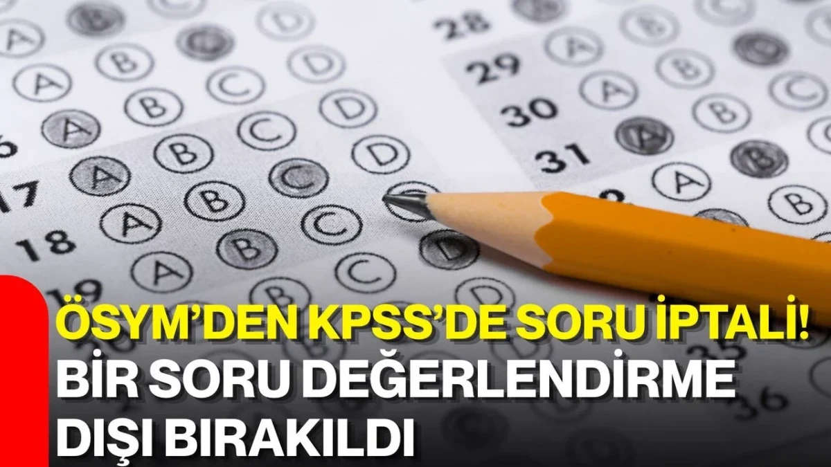 İşaretlenmiş sınav cevap kâğıdı üzerinde bir kalem ve KPSS’de bir sorunun iptal edildiğini belirten yazı.