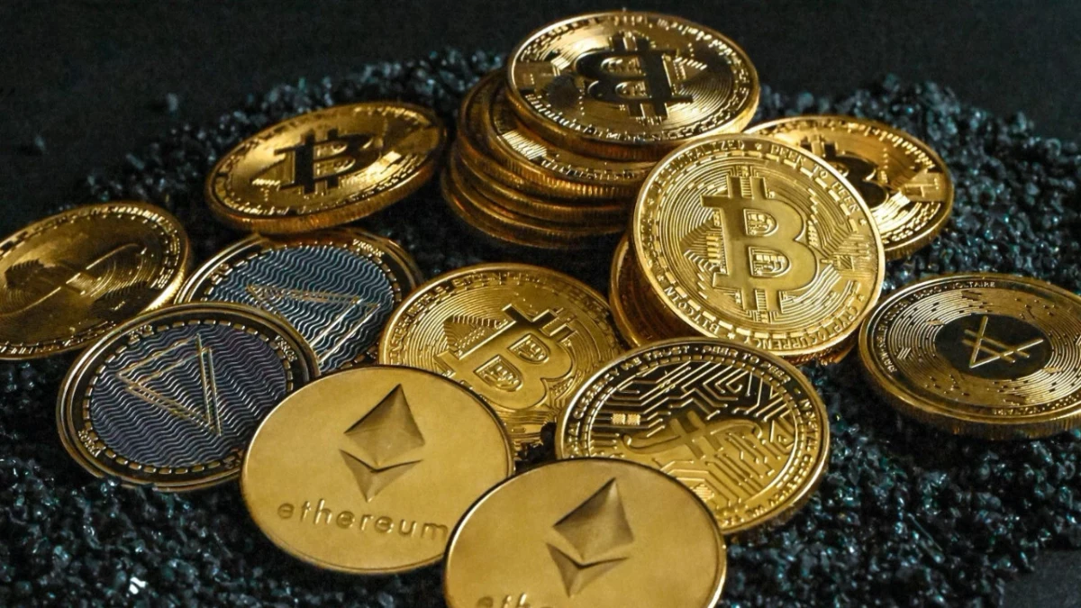 Bitcoin, Ethereum ve diğer kripto para temalı madeni paralar