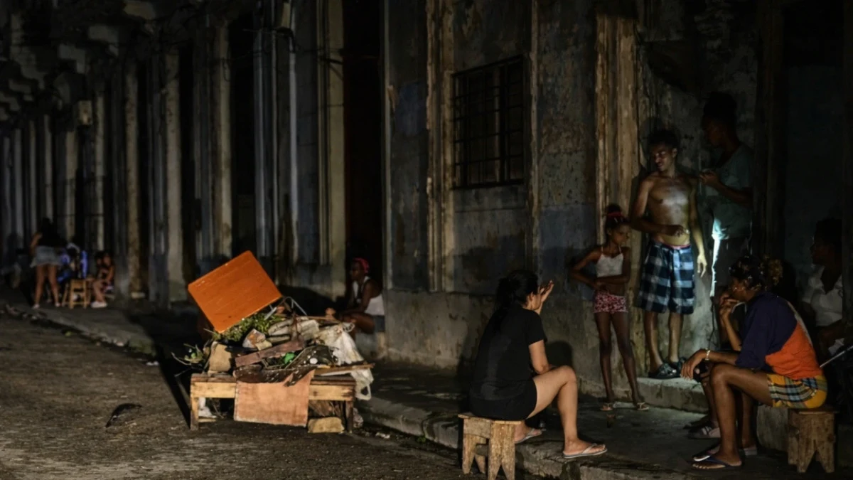 Havana’da gece vakti bir sokakta oturan insanlar