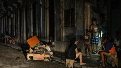 Havana’da gece vakti bir sokakta oturan insanlar